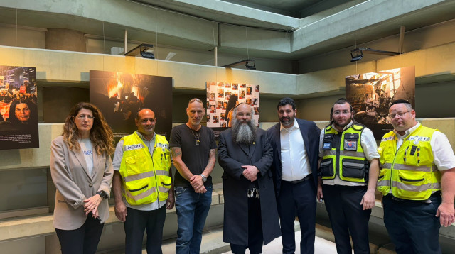 מתנדבי זק"א וזיו קורן (צילום: מרכז פרס לשלום ולחדשנות)