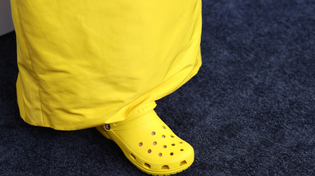 נעל הקרוקס של ברוק שילדס (צילום: Cindy Ord/Getty Images for Tony Awards Productions)