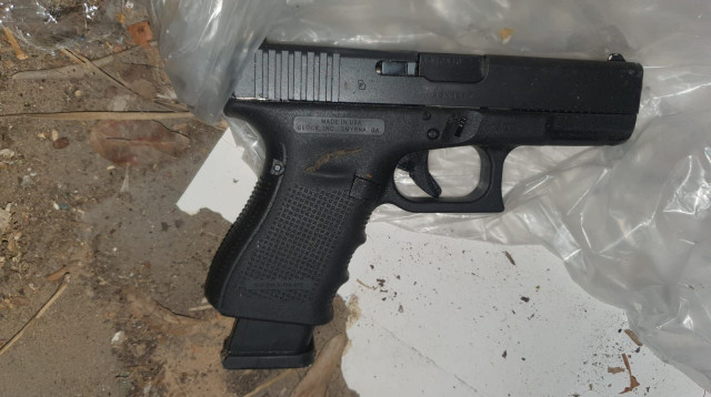 האקדח שנתפס בזירה (צילום: דוברות המשטרה)