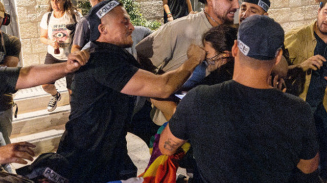 שוטר מטיח אגרוף במפגינה בירושלים (צילום: יונתן זינדל, פלאש 90)