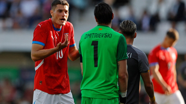 פטריק שיק שחקן נבחרת צ'כיה עם סטולה דימיטרייבסקי שוער נבחרת צפון מקדוניה (צילום: רויטרס)