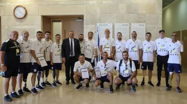 חברי נבחרת הכדורגל קטועי-גפיים עם חבר הכנסת סימון דוידסון (צילום: .)