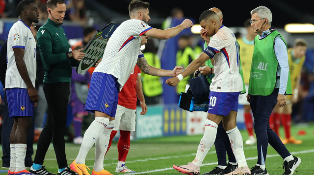 קיליאן אמבפה לצד אוליבייה ז'ירו נבחרת צרפת (צילום: GettyImages)