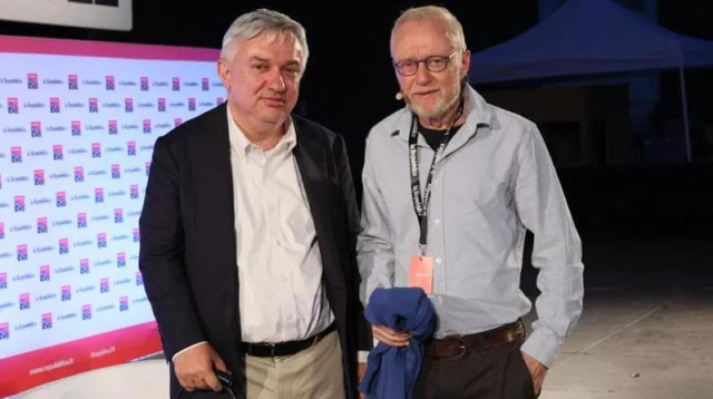 תמונה 1: מאוריציו מולינרי, עורך "לה רפובליקה" ודוד גרוסמן בבולוניה. (צילום: לה רפובליקה)