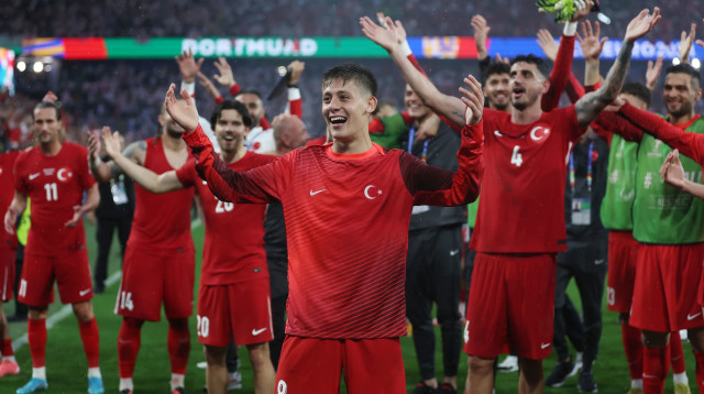 ארדה גולר חוגג עם שחקני נבחרת טורקיה (צילום: GettyImages)