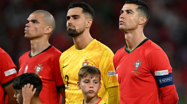 כריסטיאנו רונאלדו, דיוגו קוסטה, פפה בהמנון של נבחרת פורטוגל (צילום: רויטרס)