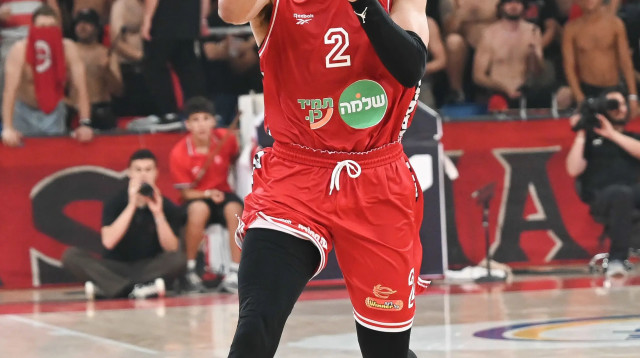 שחקן הפועל תל אביב טיילר אניס (צילום: ברני ארדוב)