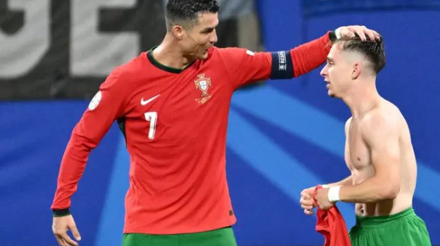 אפילו רונאלדו הגדול פרגן. צ'יקו קונססאו ביום חגו (צילום: אימג'בנק  GettyImages)