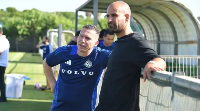 עובדים על הרכש. גל אלברמן עם ברק בכר (צילום: מכבי חיפה, ראובן כהן)