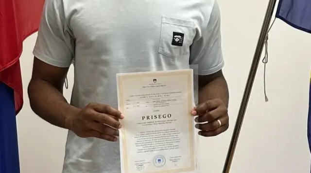 ג'וש ניבו עם דרכון סלובני חדש (צילום: אתר רשמי, איגוד הכדורסל הסלובני)