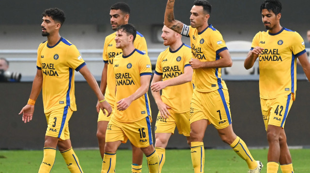 ערן זהבי חוגג עם רוי רביבו גבי קניקובסקי מכבי תל אביב (צילום: ברני ארדוב)