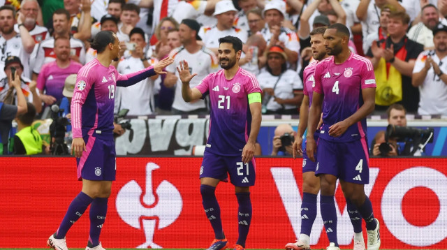 שחקני נבחרת גרמניה חוגגים עם אילקאי גונדואן (צילום: רויטרס)