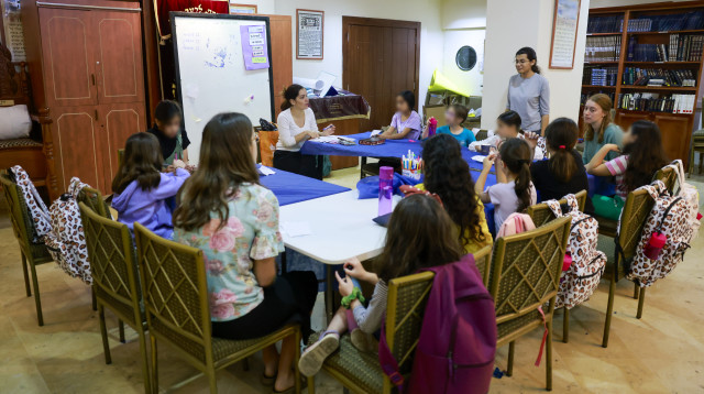 כיתת מפונים (צילום: מרק ישראל סלם)