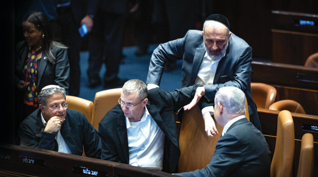 ראש הממשלה בנימין נתניהו עם אריה דרעי, יריב לוין ואיתמר בן גביר (צילום: יונתן זינדל, פלאש 90)