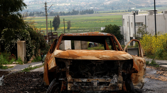 פגיעת רקטה בצפון (צילום: REUTERS/Carlos Garcia Rawlins)