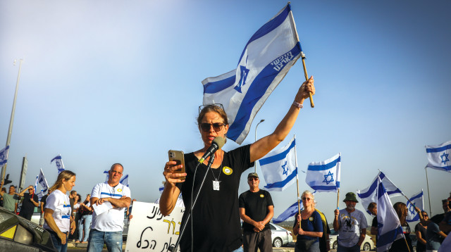 שקמה ברסלר בהפגנה בצפון (צילום: ענת חרמוני, פלאש 90)