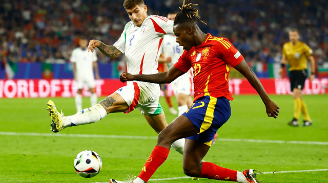 שחקן נבחרת ספרד, ניקו וויליאמס, מול שחקן נבחרת איטליה, ג'ובאני די לורנצו (צילום: רויטרס)