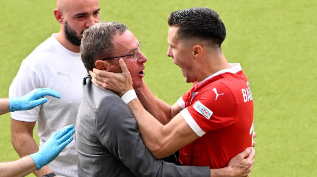 כריסטוף באומגרטנר שחקן נבחרת אוסטריה חוגג שער עם מאמנו רלף רנגניק (צילום: רויטרס)