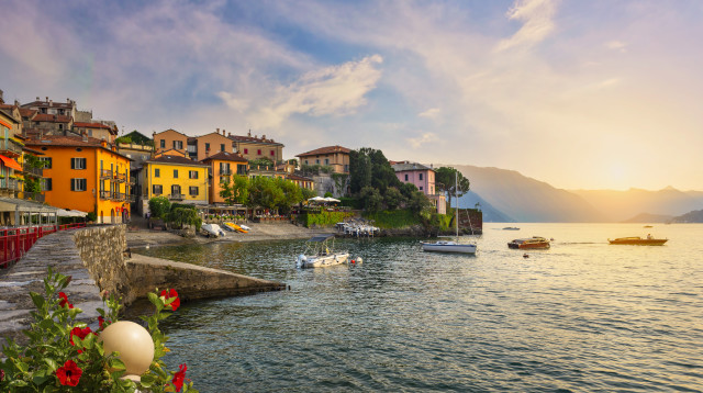 העיירה וארנה שעל אגם קומו (צילום: אינגאימג')