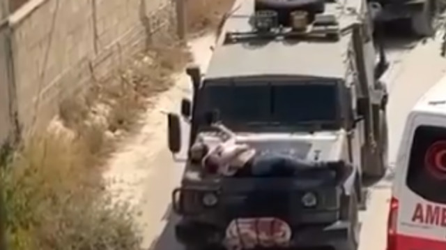 החשוד נלקח על ידי הכוחות כשהוא קשור על גבי הרכב (צילום: רשתות חברתיות, שימוש לפי סעיף 27 א')