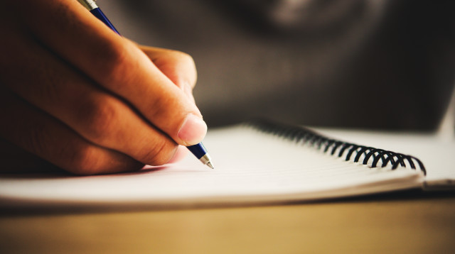 fingers-note-report-journalist-filling (צילום: אינגאימג)