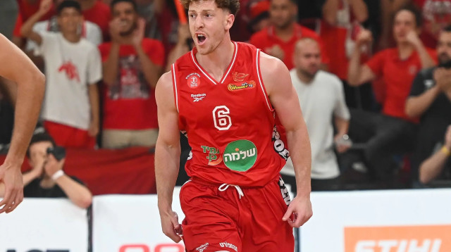 גיל בני הפועל תל אביב (צילום: ברני ארדוב)