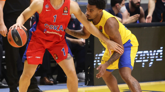 שחקן צסק"א מוסקבה איפה לונדברג מול שחקן מכבי תל אביב כריס ג'ונס (צילום: דני מרון)