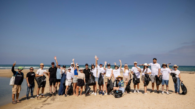 עובדי לוריאל מנקים (צילום: גדי סיארה)