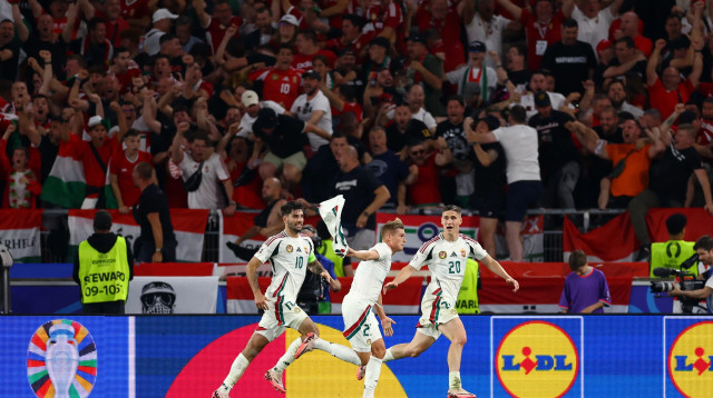 שחקני נבחרת הונגריה חוגגים עם קווין צ'ובוט (צילום: רויטרס)