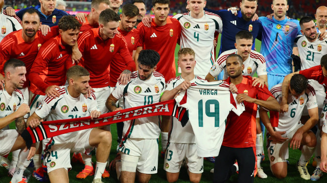 שחקני נבחרת הונגריה חוגגים עם חולצתו של ברנבאש וארגה (צילום: רויטרס)