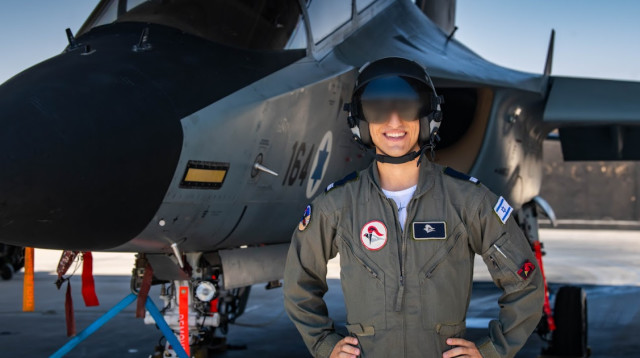 סגן ע' מפתח תקווה מסיים קורס טיס  (צילום: דובר צה"ל)