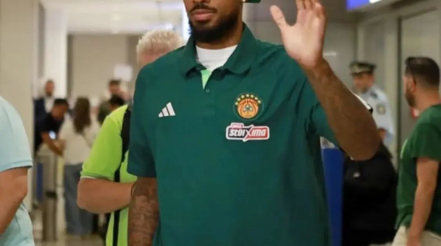 לורנזו בראון נחת באתונה עם חולצה של פנאתינייקוס (צילום: תיעוד ברשתות חברתיות לפי סעיף 27 א' לחוק זכויות יו)