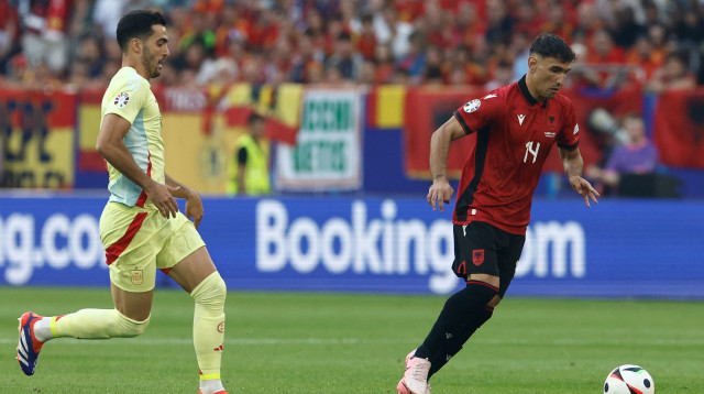 קאזים לאצ'י שחקן נבחרת אלבניה לפני מיקל מרינו שחקן נבחרת ספרד (צילום: אימג'בנק  GettyImages, KENZO TRIBOUILLARD/AFP)