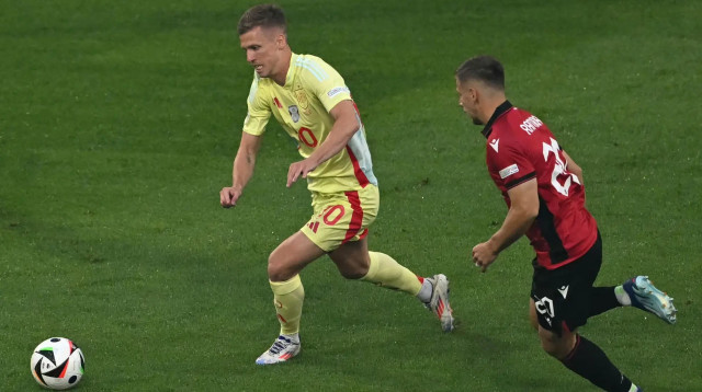 דני אולמו שחקן נבחרת ספרד לפני אילבר רמדאני שחקן נבחרת אלבניה (צילום: GettyImages, OZAN KOSE/AFP)