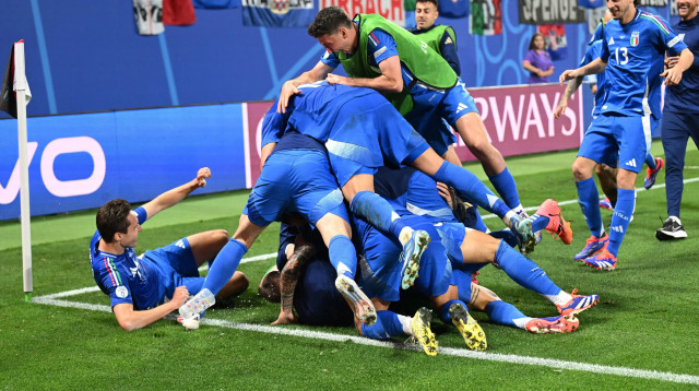 שחקני נבחרת איטליה חוגגים (צילום: רויטרס)