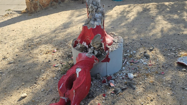 פסל האהבה המפורסם בערד נופץ  (צילום: עיריית ערד)