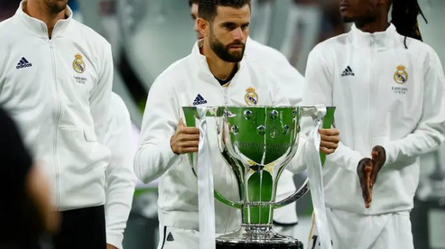 נאצ'ו מציג את התואר לפני המשחק (צילום: רויטרס)