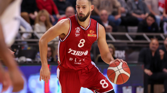 שחקני הפועל חיפה, עמית שמחון (צילום: מאור אלקסלסי)