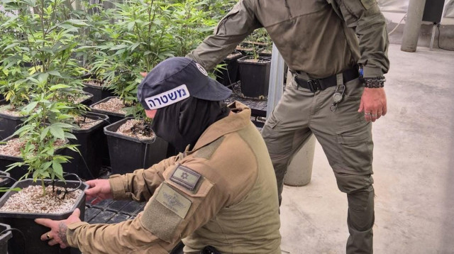 פשיטת המשטרה על מעבדת הסמים (צילום: דוברות המשטרה)