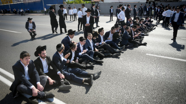 הפגנת חרדים נגד חוק הגיוס 2024 (צילום:  Erik Marmor/Flash90)