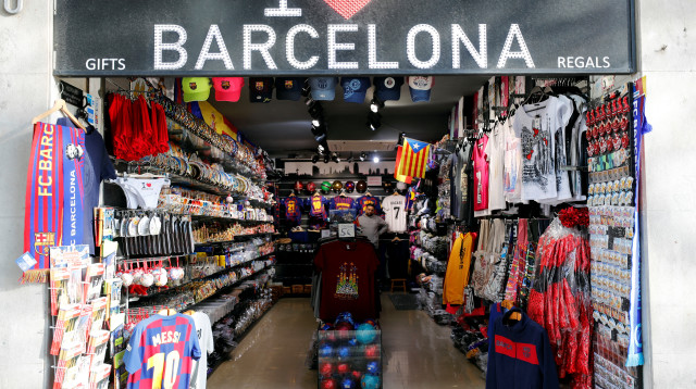 חנות מזכרות בברצלונה (צילום: REUTERS)