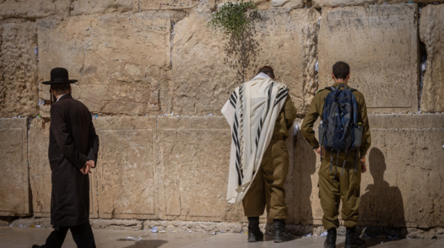 חיילים ואדם חרדי בכותל המערבי (צילום:  חיים גולדברג, פלאש 90)