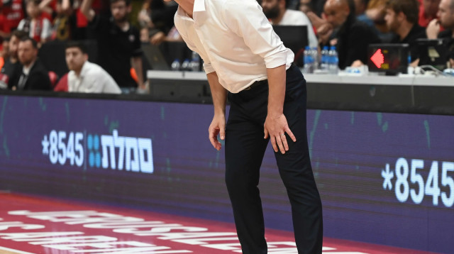 שמוליק ברנר מאמן מכבי רמת גן (צילום: ברני ארדוב)