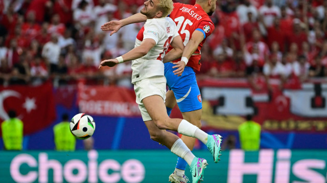 דויד יוראשק נבחרת צ'כיה לצד באריש יילמאז נבחרת טורקיה (צילום: GettyImages)