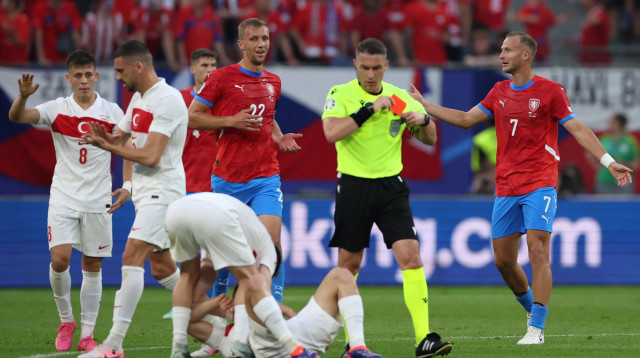 אנטונין באראק נבחרת צ'כיה אחרי הכרטיס האדום (צילום: GettyImages)