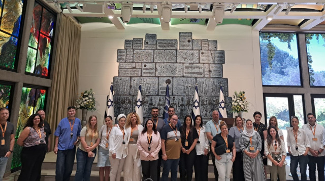 רכזי נוער ביחד עם צוות מבית הנשיא בטרקלין משכן הנשיא (צילום: באדיבות "מחליפים מילה")