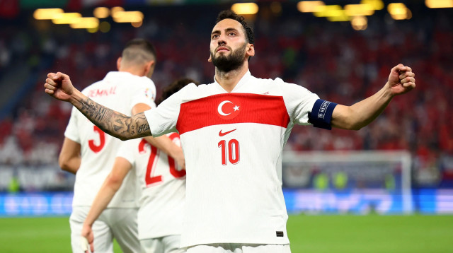 הקאן צ'לחנוילו נבחרת טורקיה (צילום: רויטרס)