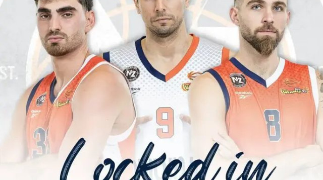 נשארים בכתום לפחות לעוד עונה. שגב, קרביץ ובן משה (צילום: אתר רשמי, עירוני נס ציונה כדורסל)