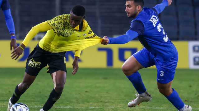 גיל כהן שחקן מ.ס. אשדוד תופס את טימו מוזי שחקן בית"ר ירושלים (צילום: דני מרון)