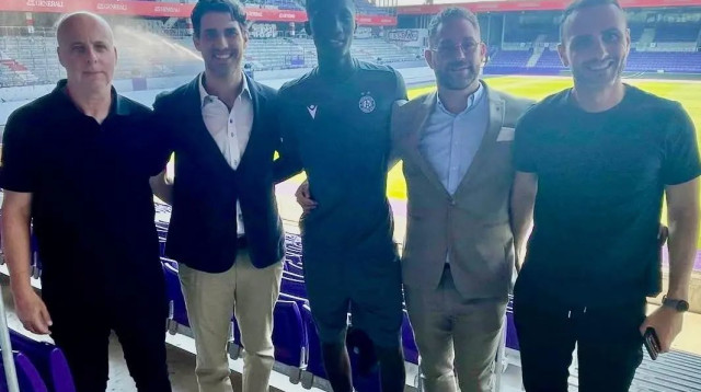 שחקן אוסטריה וינה, אבובקאר בארי, עם נציגיו: אסף שוורץ, גלעד קצב, שלומי בן עזרא, עו"ד עופר בן אסא (צילום: באדיבות המצולמים)